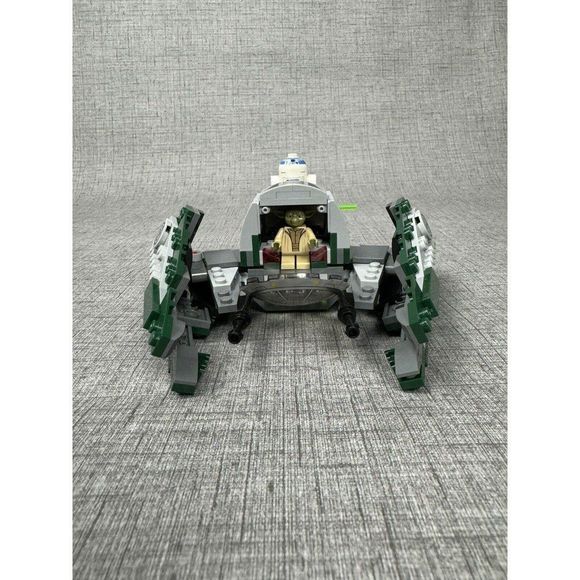 LEGO Star Wars: Yoda's Jedi Starfighter (75360) - Picture 5 of 6
